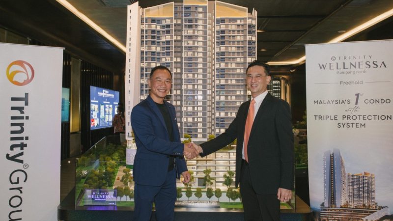 l_executive_director_oxley_holdings_malaysia_sdn_bhd_lim_chee_chong_eddie_and_r_trinitys_founder_and_managing_director_dato_neoh_soo_keat-1024x682